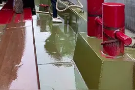 套揽绳要 快 准 狠。当然危险指数也很高！套不上，船跑掉过。揽绳打s也断过，最怕的就是绳断了弹回来！所以一定要眼急手快🌝#水手 #跑船人 #船娘 #航运人的生活