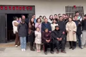全家人拍全家福小狗自动入镜，狗狗：怎么能少了我呢？视频封面