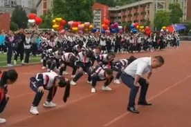 运动会上班主任带领学生跳猩猩舞#青春 #校园视频封面