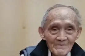 破防了！虎年春节将至，台湾87岁老兵高秉涵暖心讲述两岸一家亲，深情回忆抱送200余位老兵遗骨返乡义举，牵挂思念定居厦门的85岁弟弟高秉涛，期盼疫情过后，早日来厦与弟弟见面，牵手同回山东菏泽老家。#穿越海峡的新春祝福 #穿越海峽的新春祝福 视频封面