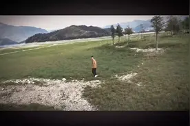 #创作灵感 路人拍摄，模糊到看不清的画质！视频封面