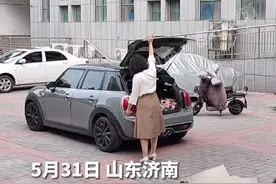 老师为毕业生每人送甜点和鲜花，一番讲话瞬间令人触动，网友：这是什么神仙老师（来源：@辣椒辣不辣？ ）#校园 #老师 #毕业 视频封面