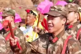 #鲁武春节有温度 欢乐喜庆中国年，锣鼓走起来！兵哥哥“敲敲”的样子也太可爱了吧！（宋杨 齐宏强）视频封面
