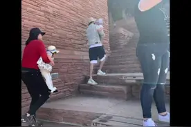 张恒懒理与郑爽官司带孩子出游 怀抱俩娃父爱满满@抖音短视频 #张恒 #郑爽视频封面