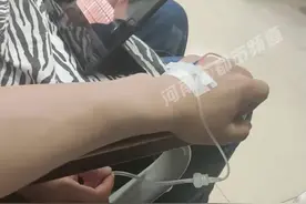 女生陪男友挂点滴，手里把玩着针管致男友回血，男友：我一个人打针其实也行@何包蛋 