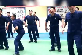 笑喷了！当消防员蓝朋友跟老师学跳舞，手和脚都有自己的想法#消防 #搞笑 #学跳舞 #老师 视频封面