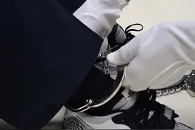 在给被告人戴脚镣的过程中遇到反抗如何处置？你怎么看？#抖来普法2002 #政媒原创作者联盟 #司法警察#打击罪犯 视频封面