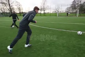 职业vs业余 与杰拉德pk一下远射  杰拉德算是欧冠@UEFA欧冠联赛史上最强远射大师吗？#欧冠联赛入驻抖音视频封面
