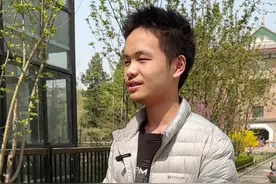清华姚班，太厉害了这位同学，特意留了张合影。#清华大学#清华姚班 #街访
