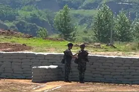 过硬！不服不行！新兵投弹失手，安全员3秒救人（来源：解放军报微博）视频封面