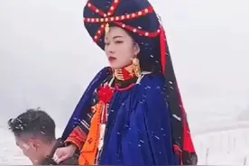 彝家小伙迎亲遇到下雪天气，彝家俗规：新娘出阁双脚不能落地沾土，所以路再远山再陡雪再大都要背着！