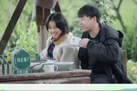 #彭昱畅掩护张子枫拿烤肠 蘑菇屋崽崽们试吃烤肠的100种方式，希希导演你还是太大意视频封面