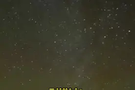 【别错过！#英仙座流星雨即将绽放夜空 】天文预报显示，8月13日凌晨，每年一次的英仙座流星雨将达到流星数量峰值，12日晚上可以开始观测这次流星雨天象。（央视新闻）