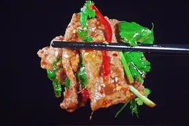 夏天到了，吃饭没胃口 不知道吃什么家常菜，那你试试这道好吃的下饭菜 香菜拌牛肉 简单方便非常有食欲#牛肉 #香菜拌牛肉 #跟着抖音学做菜 #懒人快手菜 #宅家的100种方式 #春天变美从吃开始 视频封面