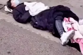 女子突然在路边分娩，众人帮助产下婴儿。#感动瞬间视频封面