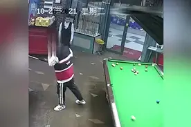 逃犯围观民警打台球不停称赞被抓获（来源：燃新闻）视频封面