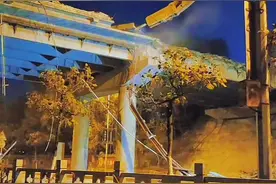 本溪小华山大桥正在拆除中……经过前期的准备本溪小华山大桥按计划于2022-10.20日晚上正式拆除……       行走多年曾有过很多美好回忆的小华山大桥将不复存在……       期待新桥建成的那一天……#直播生活快看 #施工现场实拍 #为建设者鼓掌 #视觉震撼 #城市记忆 视频封面