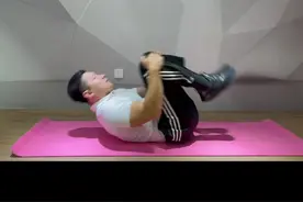 抱膝上提 腹部收紧 按摩腰背 目标100次#滚背运动