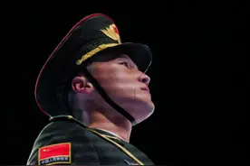 北京冬奥会开幕式上，一位身着军装的护旗手落下热泪！🇨🇳🇨🇳🇨🇳#敬礼 