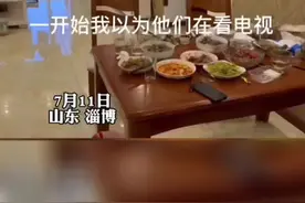 男友第一次去女友家吃饭与女友父亲端正坐在沙发上，网友：要不给他俩开个电视吧！[破涕为笑][破涕为笑][破涕为笑]来源：@新界 #记录这一刻 #女婿来了视频封面