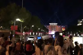 理科状元又在天一高中！#天一中学 #无锡 #高考成绩 #人潮拥挤