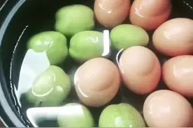 青皮核桃熟了，女性一定要核桃煮鸡蛋吃。对你身体特别好……不要问我为什么。评论区懂的人特别多#实用小妙招