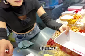宝妈摆摊卖1元炸串，开业生意好到爆，4小时营业额竟然突破3000多视频封面