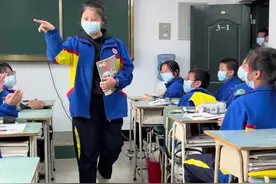 活跃一下课堂气氛，来一段班委、课代表集体走秀！8.1班可爱的孩子们！#记录校园生活  #校园时装周 #可爱的学生 @DOU+小助手视频封面