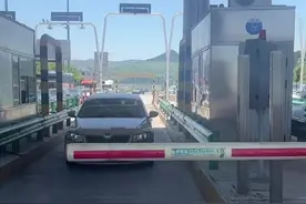 5月26日，山东济南，外地孩子断指来济南紧急求医，4名交警从高速口接到人，霸气开道火速护送。原本半小时的路程仅用了13分钟，你可以永远相信济南交警！#交警 #山东dou知道 视频封面