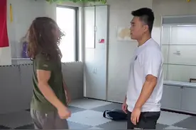 女生调戏你怎么办？暖男必备，一学就费！被欺负了不要忍气吞声！#摔跤 #热门 #迷惑行为大赏 #防身术视频封面