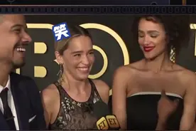 大表姐尴尬亲嘴，#龙妈 被迫营业的表情也太好笑了哈哈哈 #詹妮弗劳伦斯视频封面