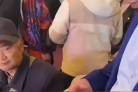 #男子掏出10捆1元纸币随礼 只为……视频封面