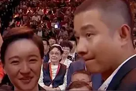 #文章 因感情问题离开荧幕许久，如今获奖落泪感谢#马伊琍 曾不留余地的帮助自己，俩人虽分开却做到曾经的承诺，以亲人身份共同抚养孩子，如果复合你们看好吗？视频封面