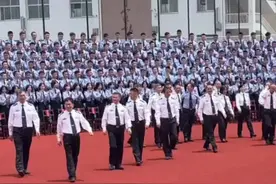 浙江警察学院毕业大合照 网友：有被帅到，压迫感很强。（来源：不知名拉面）#浙江duo知道 #又是一年毕业季 视频封面
