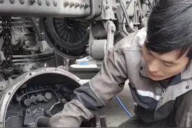重汽变速箱离合器沉重换个新式拨叉轴就会轻很多 油泵漏油换个皮圈就好 感谢支持视频封面