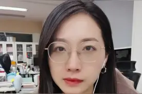 不明觉厉一鸣惊人！这位年轻的中国女数学家有多牛？#新闻姐 @抖音短视频 视频封面