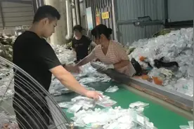 医疗废料一次性输液袋破碎清洗分选生产生产中。视频封面