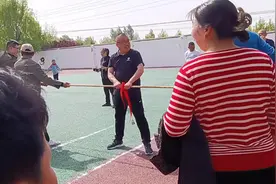 青山小学运动会家长拔河比赛，校长亲自当裁判！