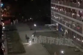 4月12日，安徽合肥，高校宿舍解封前夜，学生集体歌唱告别”大白“，网友：挥手互动那一幕破防了。#高校  #青春  #致敬视频封面