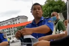 解气！贵州一高考现场有人发复读传单遭城管收缴并当场撕毁：人家都希望“高中” 你却希望人家复读。视频封面