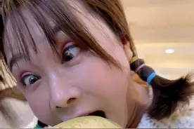 徒手啃椰子！精华版！喜欢的拿走！#搞笑 #无敌小小豆 #吃货 #美食 #专治不开心视频封面