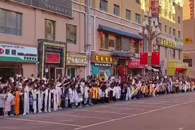 十一世班禅额尔德尼·确吉杰布抵达甘肃迭部视频封面