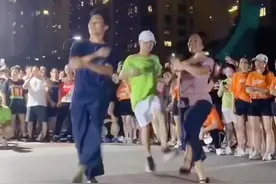 #广场舞 #快乐与年龄无关 #跟着小英夫妻舞蹈嗨起来视频封面