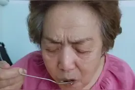 #不一样的老太太  妈妈为了让我高兴＃本来吃不下去东西＃可是她老人家＃还拼命的吃＃这就是母亲＃伟大的母爱🙏🙏🙏🙏🙏🙏视频封面