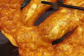 糖皮果子这样做好吃到哭😀@DOU+小助手 #暖春美食大赏 #抖音美食推荐官 #好吃到爆 #糖皮果子 #糖油饼