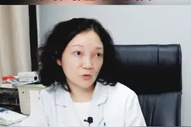 嘴唇周围黑黑的一圈，嘴角也是黑的，女孩嫌涂了口红也不好看，还更显黑！#诊室日常 #情侣 #女性 #嘴唇 #口红 视频封面