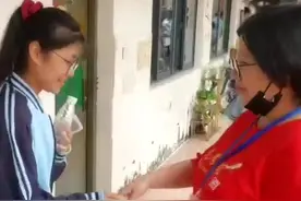 班主任挺着八个月大孕肚陪学生高考：像母亲盼孩子回家吃饭。视频封面