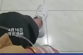 4月16日，河北沧州。妈妈独自输液三胞胎儿子赶来陪伴：“我的底气来了，感觉不委屈了！”视频封面