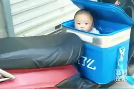 这几天，“爸爸下班回家看到孩子正在刷碗”的视频感动了很多人！其实，这个懂事的小姑娘，就是坐在外卖箱里跟着爸爸送外卖的那个可爱宝宝！愿小霏儿快乐长大！#外卖小哥 #温暖 #一路生花 #宝宝 视频封面