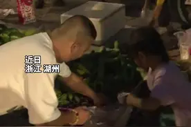 八岁女孩独自卖菜，卖到晚上9点回家给奶奶做饭，网友：懂事的让人心疼！@天中晚报 @驻马店网视频封面